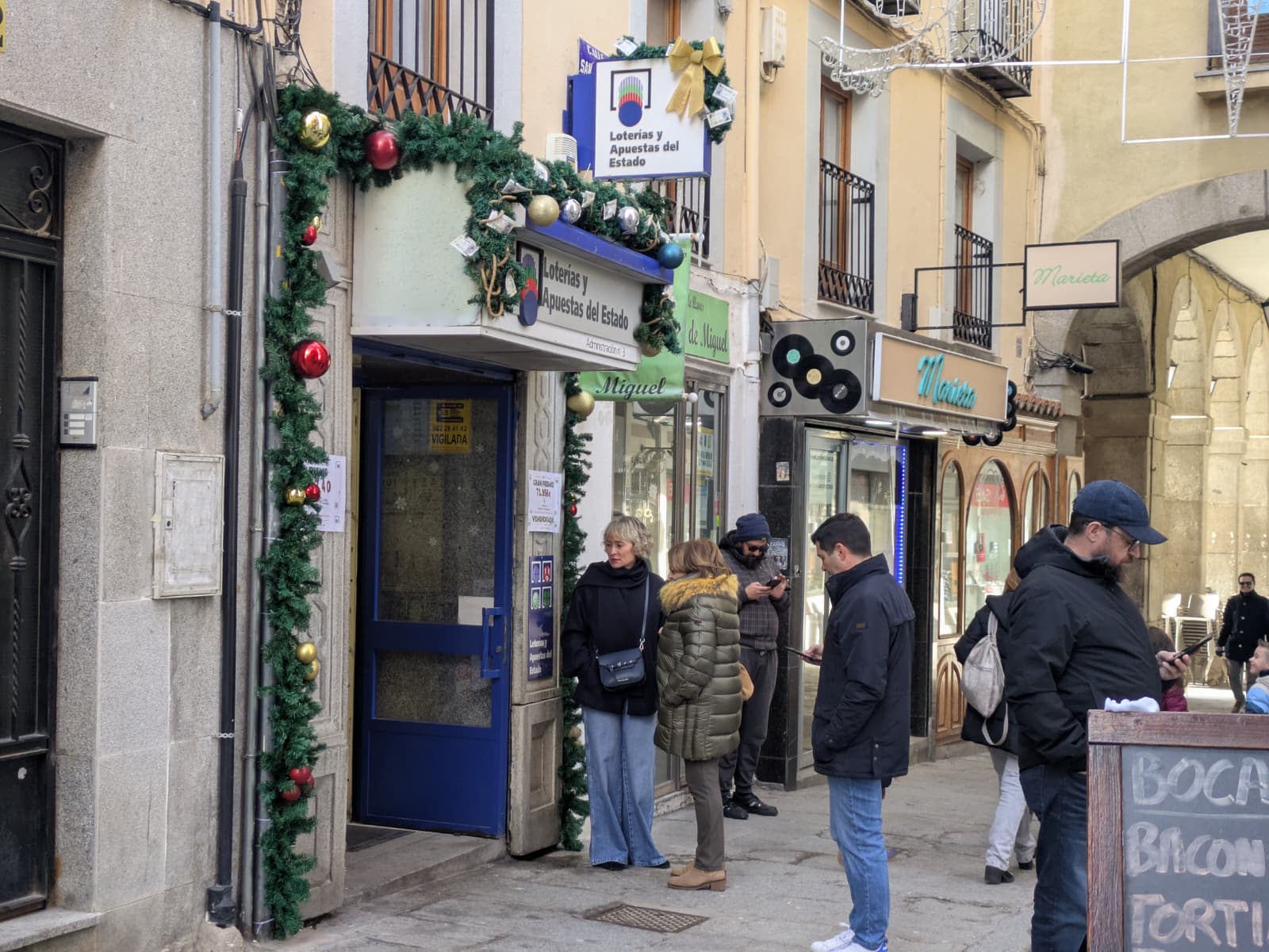 Abulenses a la espera de comprar lotería en un establecimiento de Ávila./Ser Ávila