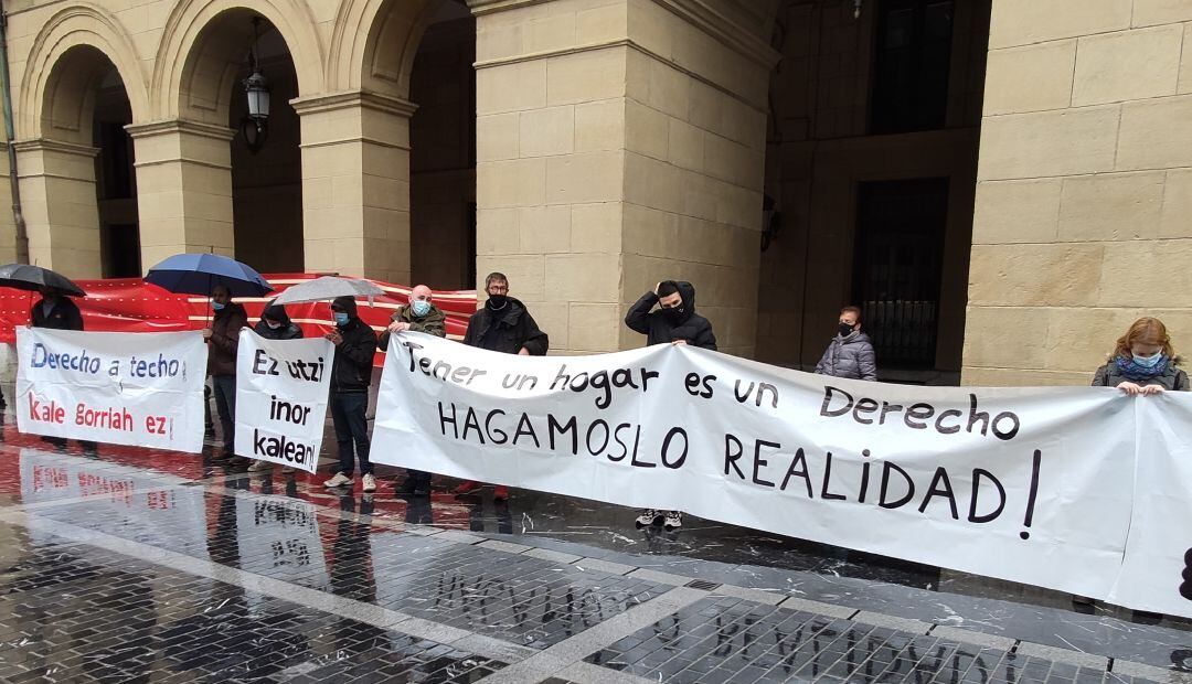 Imagen de la concentración convocada en la Plaza de Gipuzkoa, para pedir a las instituciones medios y recursos para las personas sin hogar 