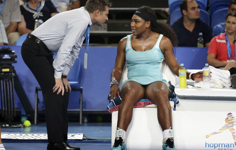 Serena Williams pide un café en el partido contra Penneta