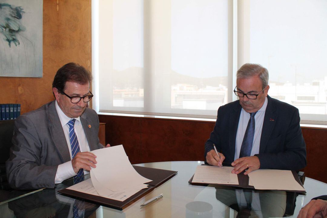 El momento de la firma del convenio