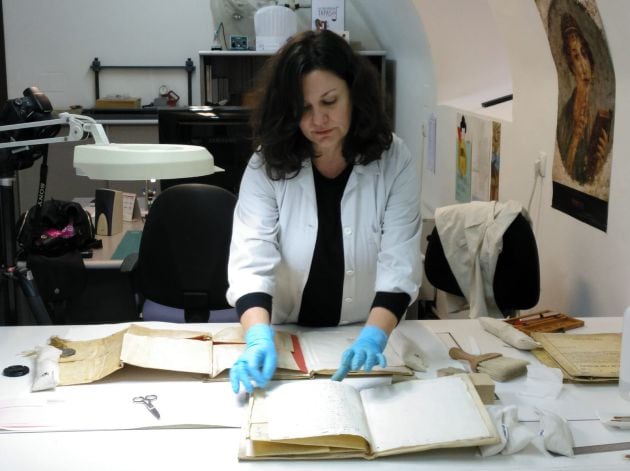 María trabajando en la restauración de los documentos