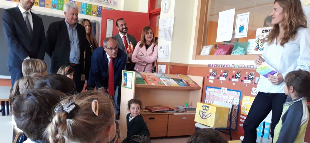 El consejero de Educación y el alcalde de Sanse en la visita a un centro educativo