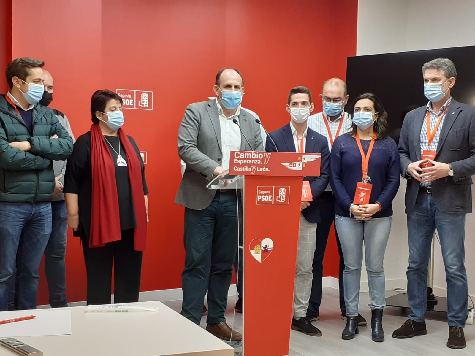 José Luis Aceves, Secretario Provincial del PSOE, junto a miembros del partido