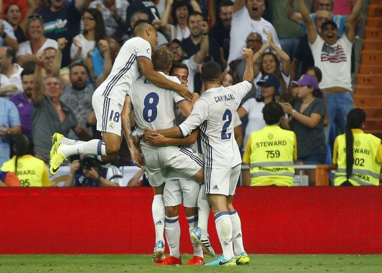 Los jugadores del Madrid celebran el gol de Kroos ante el Celta