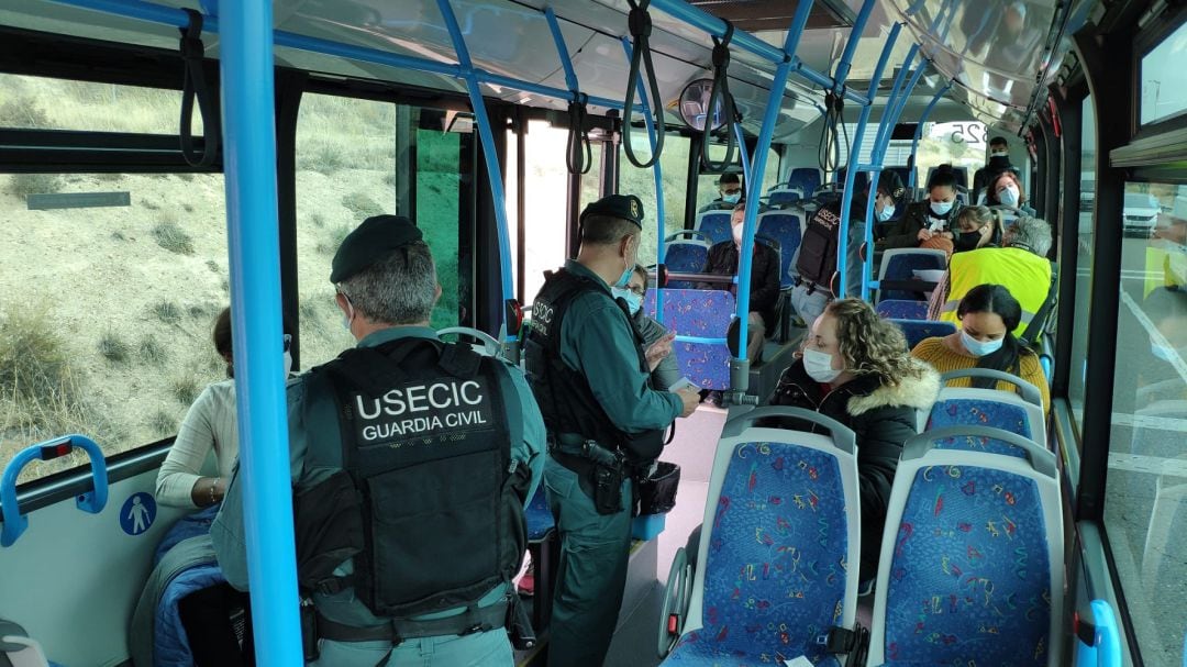 Control de la Guardia  Civil en un autobús interurbano de la ruta entre Zaragoza y Cuarte de Huerva 