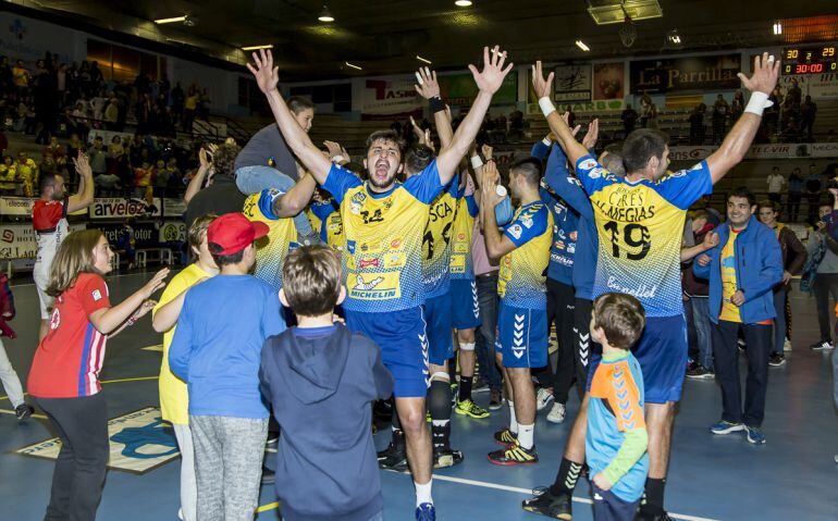 El brasileño (dorsa 14) celebra la victoria ante Nava en el Príncipe de Asturias esta temporada.