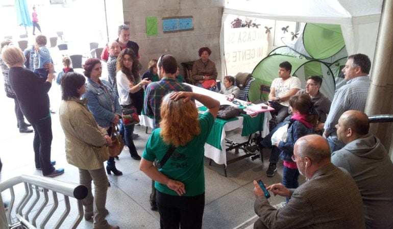 Acampada de la Plataforma de Afectados por la Hipoteca en la plaza Porticada de Santander.