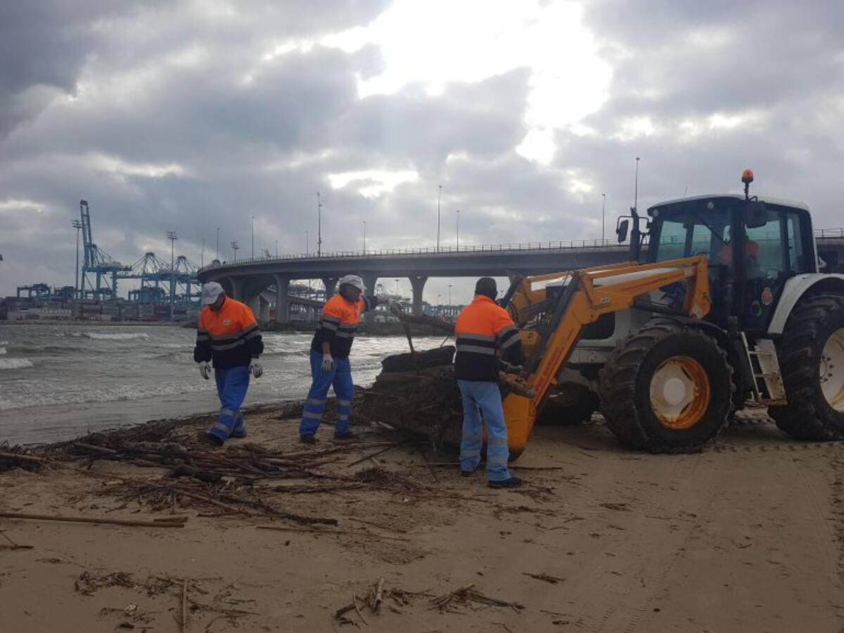 El Ayuntamiento de Algeciras intensifica la limpieza del litoral