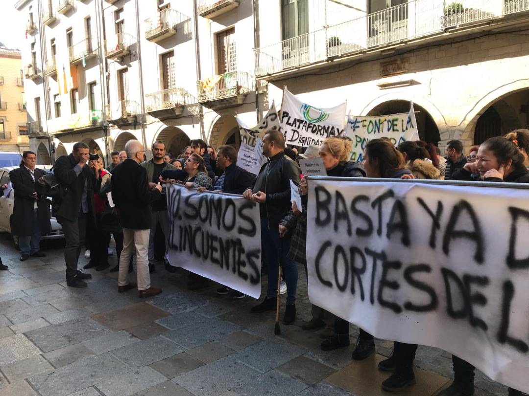 Una cinquantena de veïns del barii de la Font de la Pòlvora protesten a la plaça del Vi