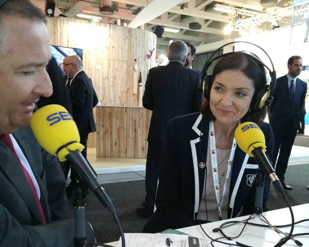 Evaristo Quintana entrevista a la ministra de Turismo, Reyes Maroto, en el stand de Cadena SER Canarias en la ITB de Berlín.