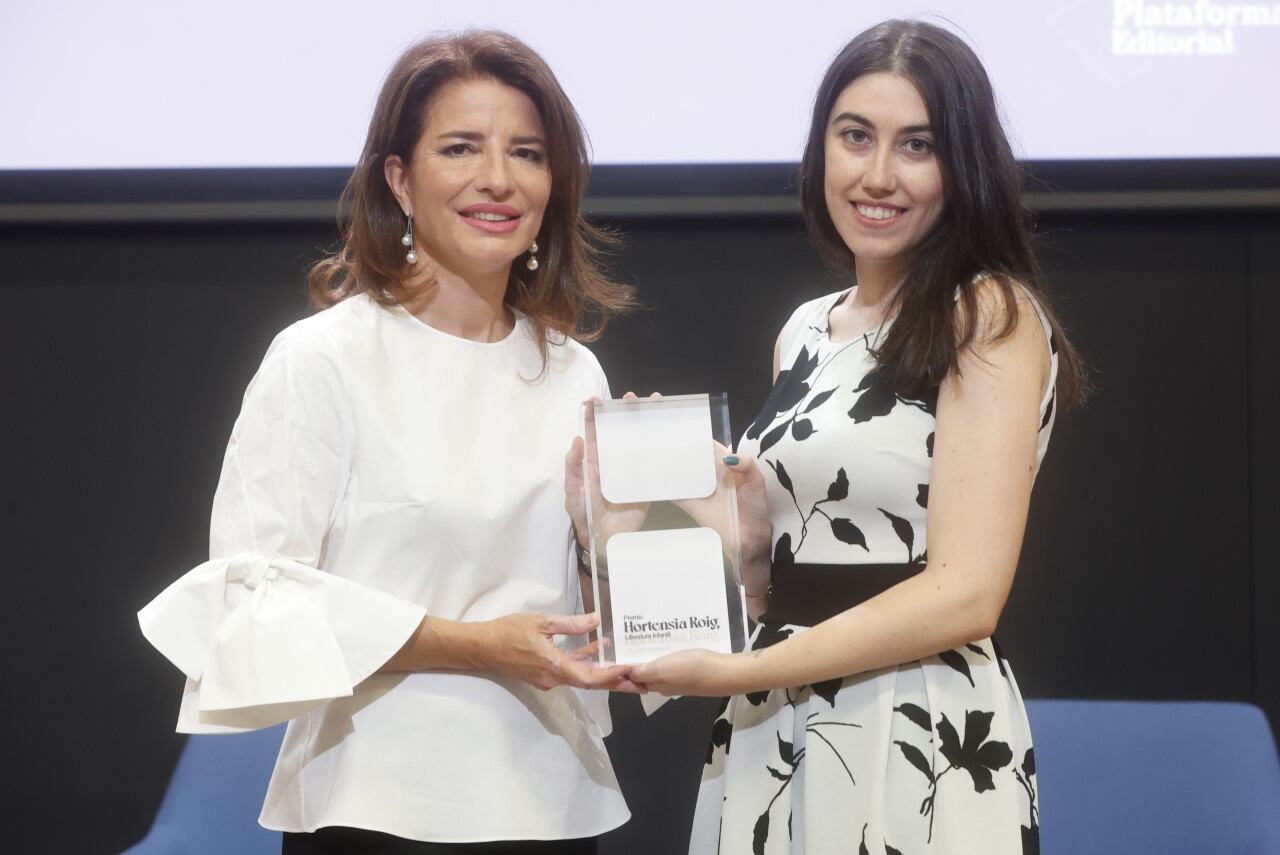 Hortensia Roig, Presidenta de EDEM junto con la premiada Andrea Navarro Ruiz