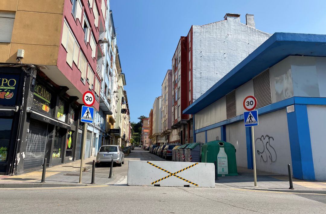 Bloques de hormigón bloquean el paso de vehículos en el perímetro del cordón sanitario establecido en La Inmobiliaria.