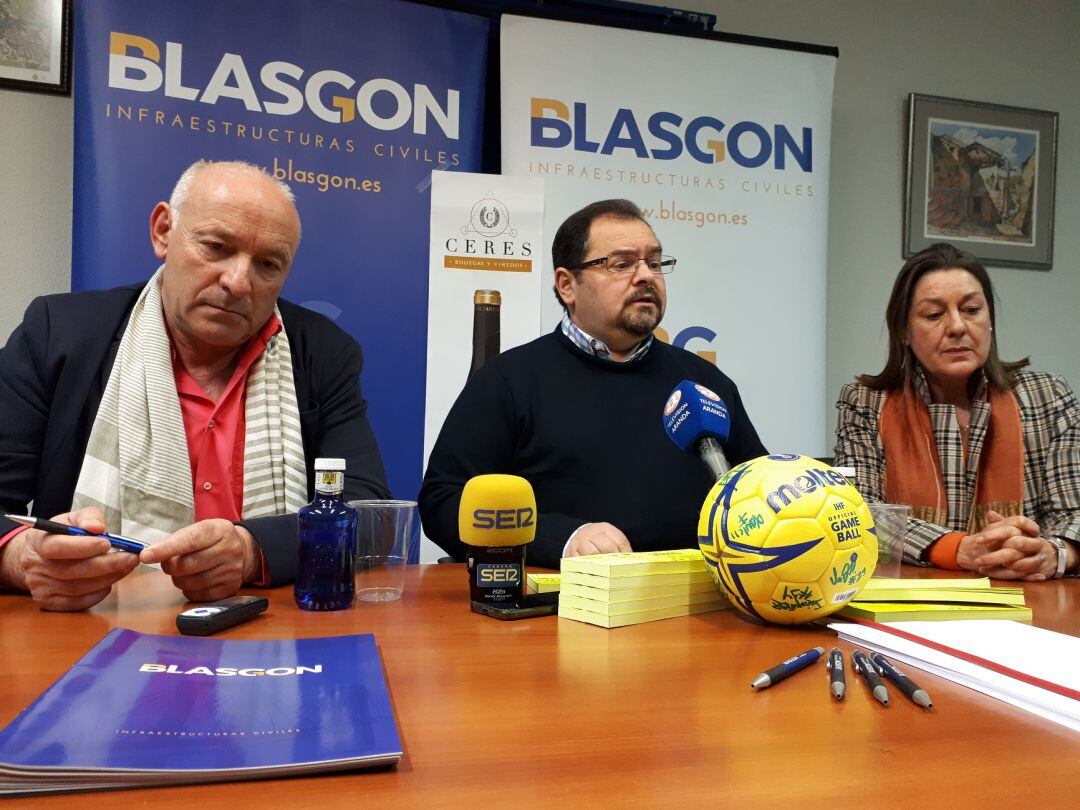 Jesús Asenjo (i) junto al presidente del club, Eusebio Martín e María Isabel de Blas.