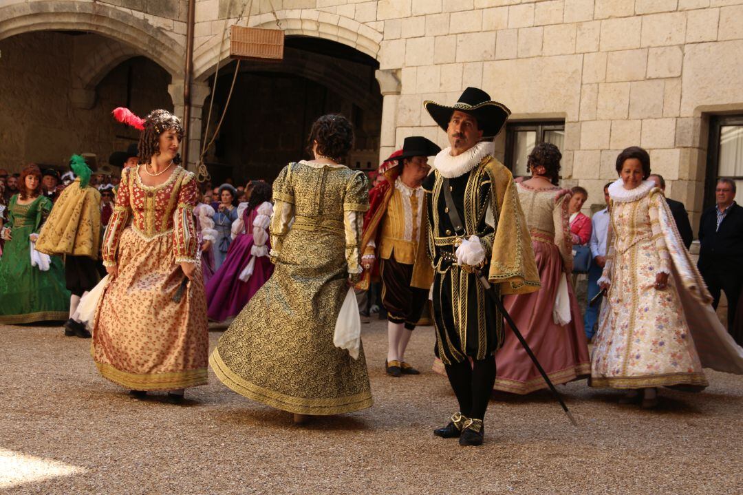 Bailes de pavanas en Ampudia (Palencia)