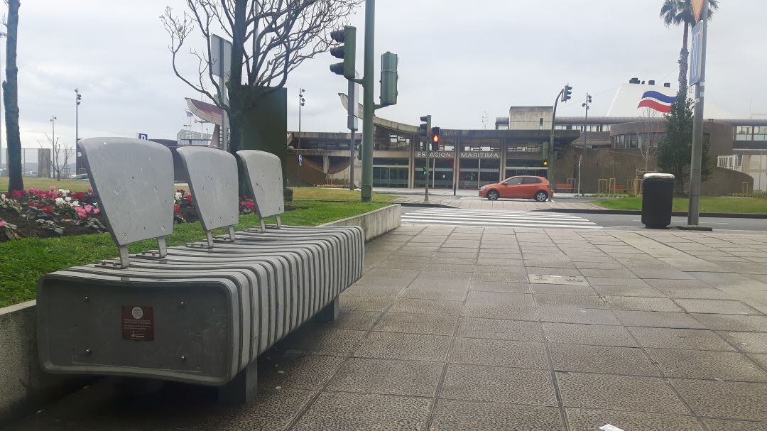 Imagen del banco fabricado con cápsulas de café de plástico recicladas ubicado en la Plaza de Cachavas de Santander.