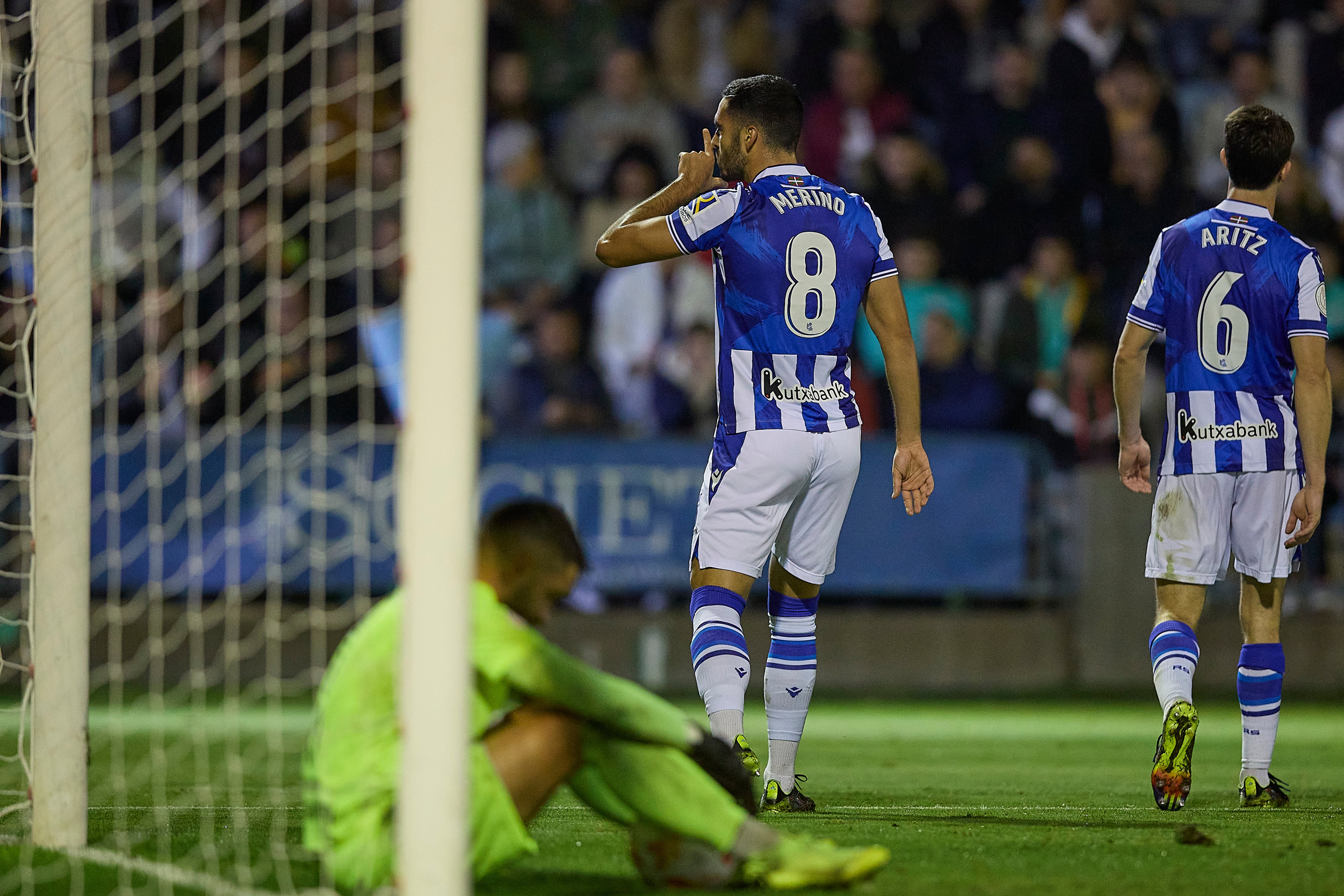 TALAVERA DE LA REINA (TOLEDO), 13/11/2022.- Los jugadores de la Real Sociedad Merino (i) y Aritz (d) durante el partido ante le Cazalegas conrrespondiente a la primera jornada de la Copa del Rey disputado este domingo en el estadio de El Prado de Talavera de la Reina (Toledo). EFE/Manu Reino