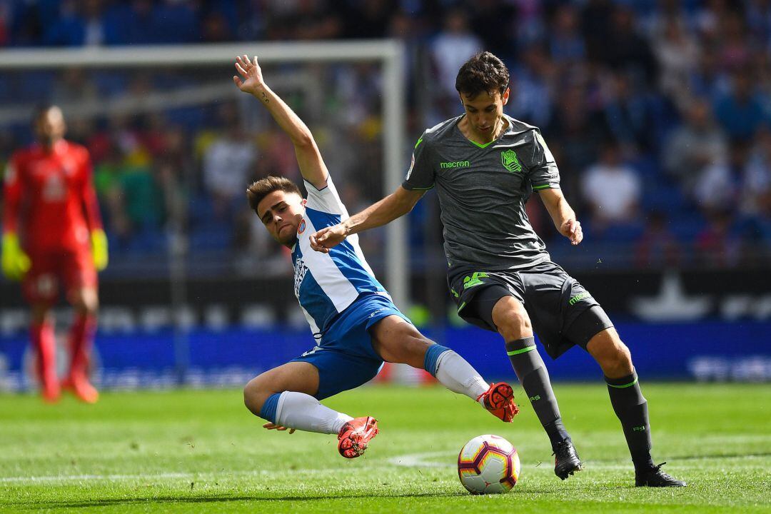 Pardo controla un balón ante la entrada de Melendo