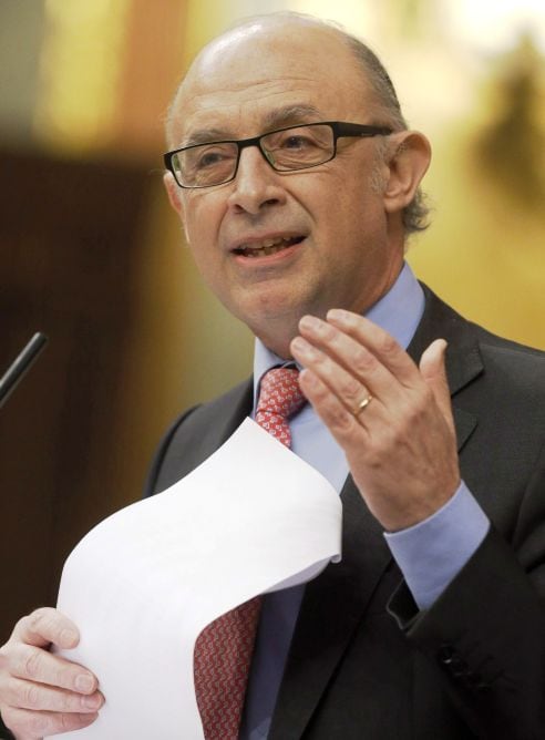 El ministro de Hacienda, Cristóbal Montoro, durante su intervención en la sesión de control al Gobierno, esta mañana en el Congreso de los Diputados