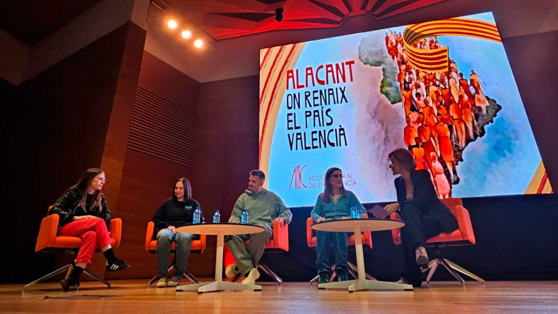 Jana Montllor, a l'esquerra de la fotografia, junt a la resta de participants en la taula rodona