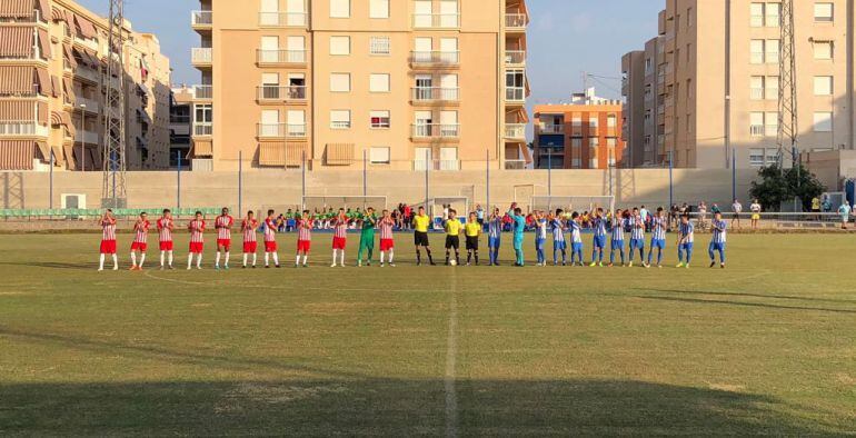 Los jugadores saludando en el centro del campo.