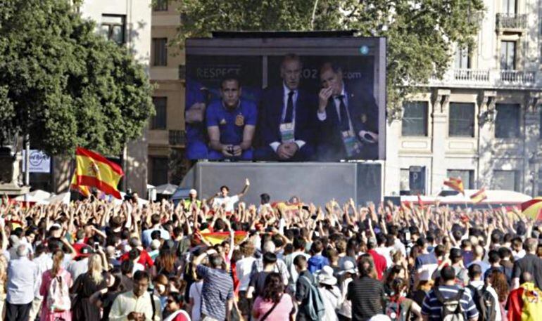 Imagen de la pantalla que instaló la plataforma Barcelona con la selección en la Plaza Catalunya