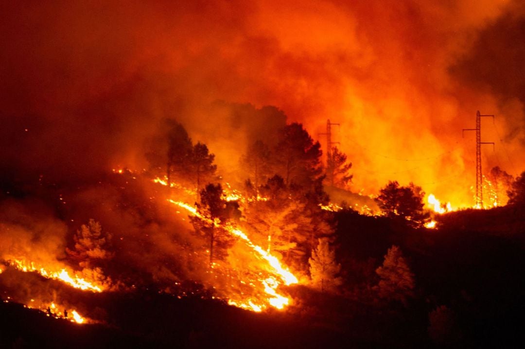 BELLCAIRE D&#039;EMPORDÀ (GIRONA) , 22.07.2021.- Imágenes del incendio forestal en el Massís del Montgrí en el Baix Emporda (Girona), este jueves. 