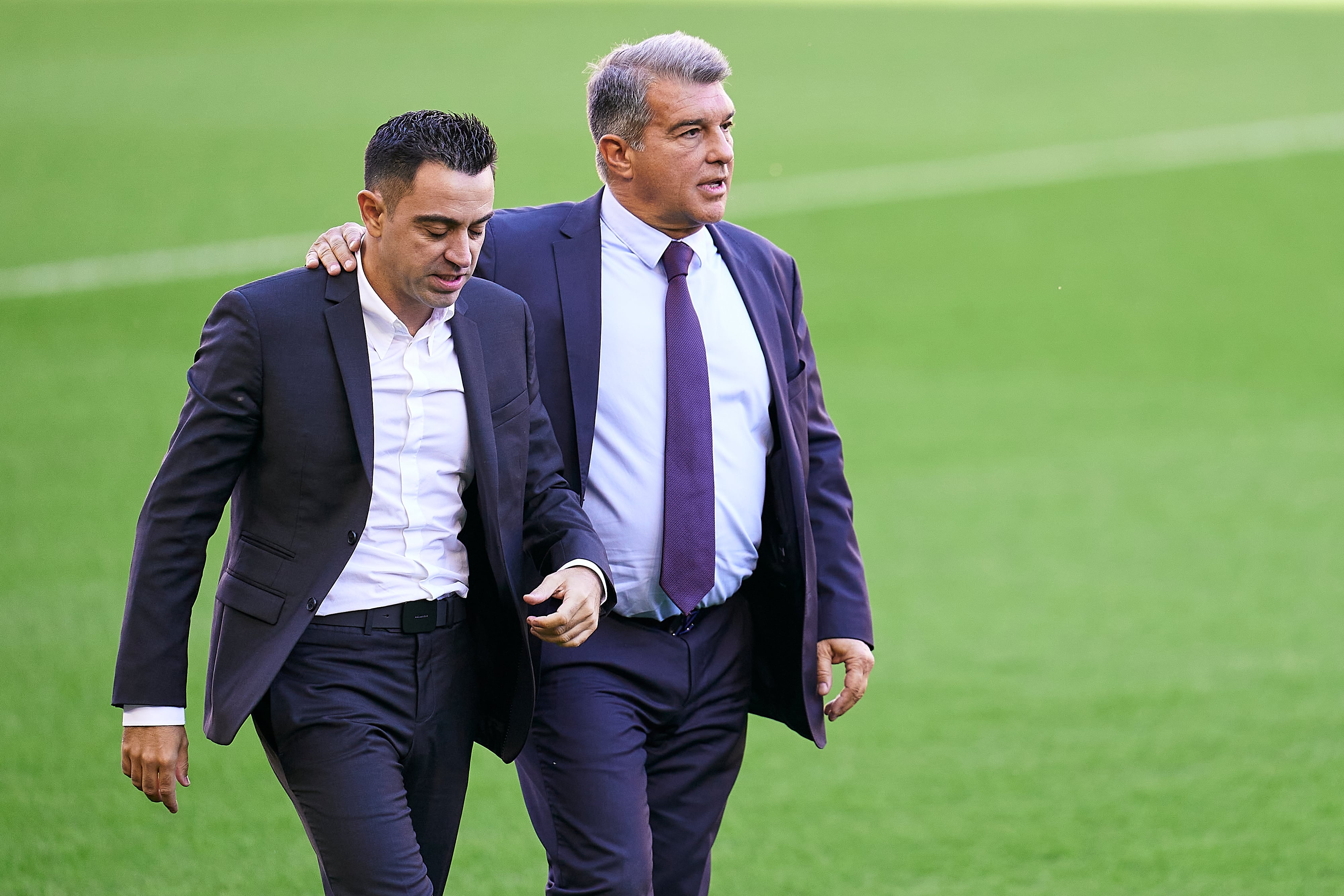 Joan Laporta junto a Xavi Hernández.