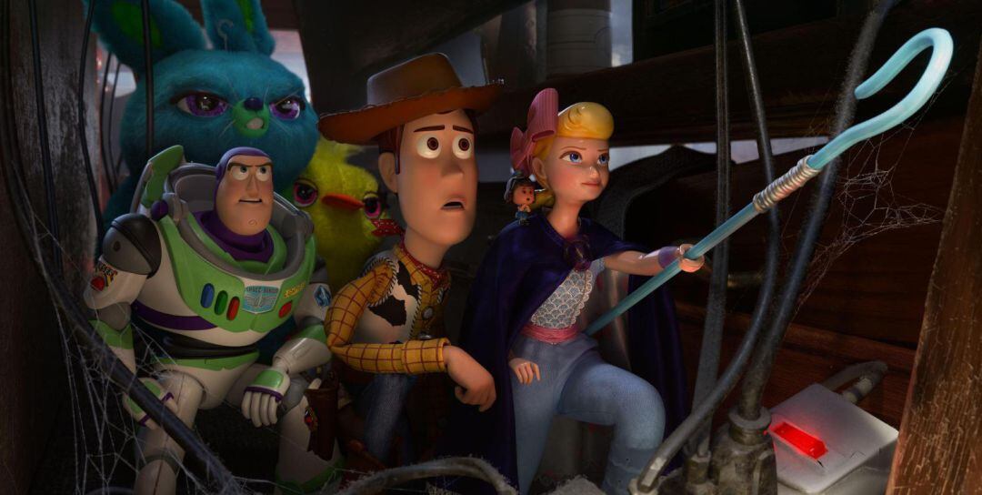 Fotograma cedido por Disney Pixar donde aparecen los personajes Buzz Lightyear, Woody, Giggle McDimples y Bo Peep, durante una escena de la película de animación &#039;Toy Story 4&#039;.