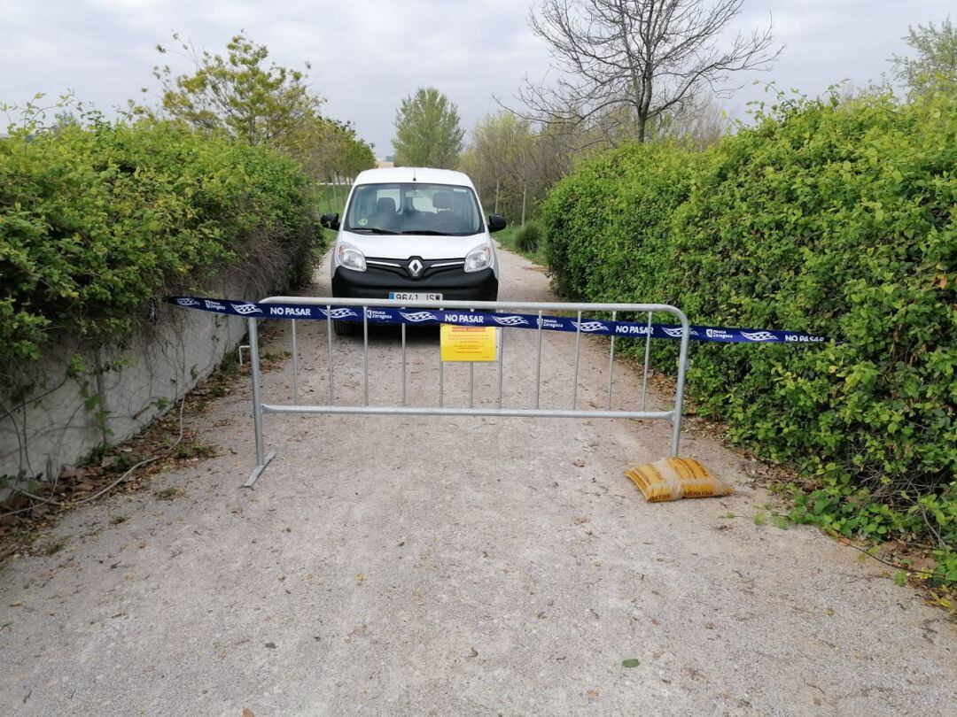 Valla en el Parque del Agua donde se anuncia el cierre de este parque