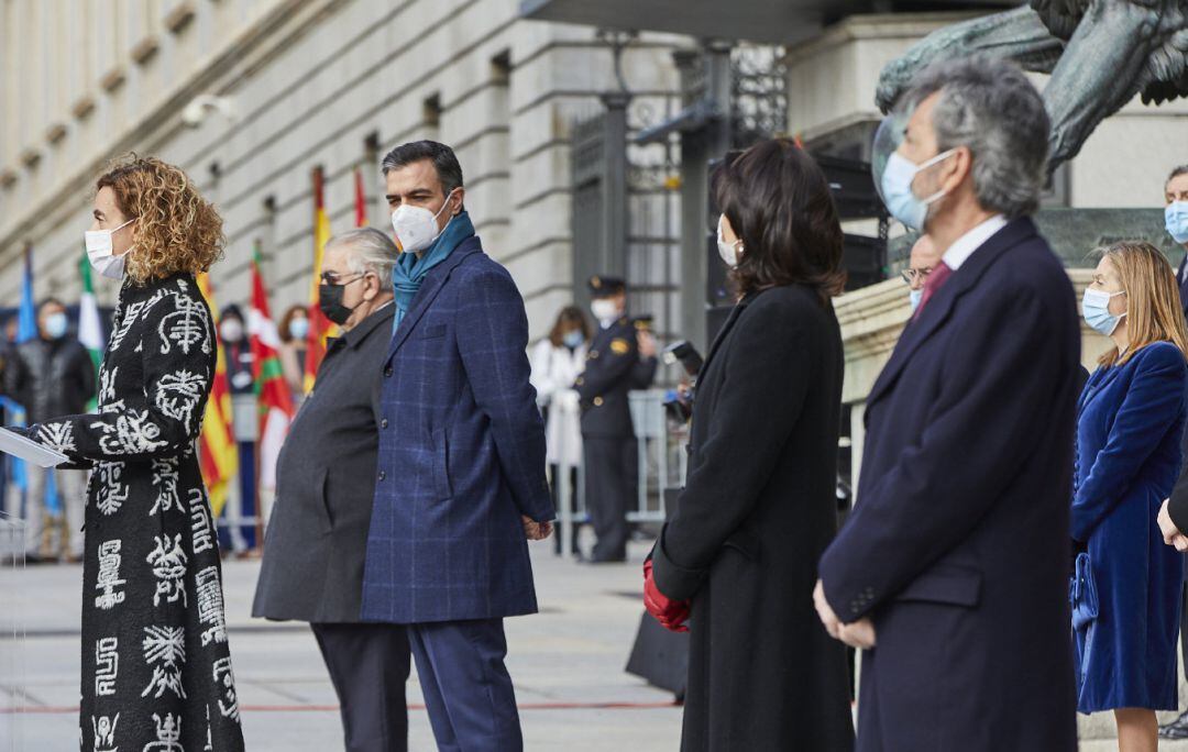 El presidente del Gobierno, Pedro Sánchez, y el del Supremo y el Consejo General del Poder Judicial, Carlos Lesmes, en un acto por el día de la Constitución. 