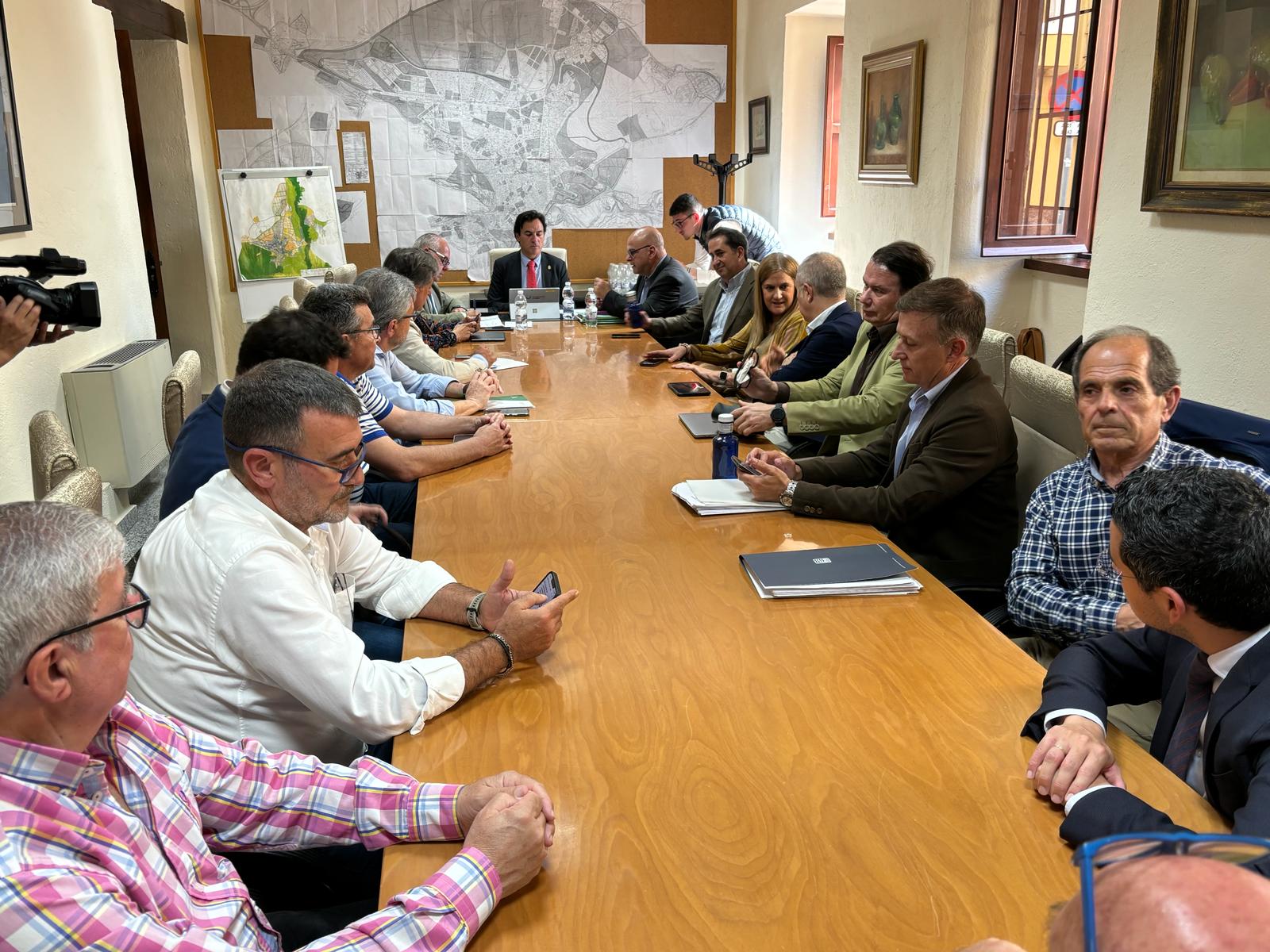 Asistentes a una nueva reunión de la Mesa de los Puentes, en Jaén.