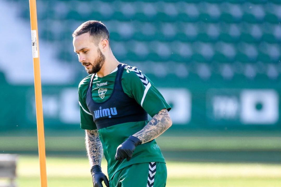 Iván Sánchez en un entrenamiento en el Martínez Valero