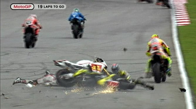 Marco Simoncelli perdió el control de su moto en la segunda vuelta quedando en medio de la trayectoria de Colin Edwards (Yamaha). La moto del estadounidense pasó por encima el cuello de Simoncelli, que perdió el casco a consecuencia del escalofriante perc