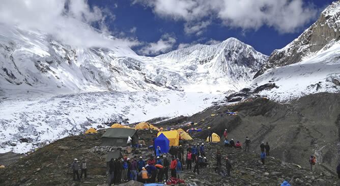 Varias personas permanecen en el campamento base de la montaña Manaslu, de 8.156 metros de altitud, tras la avalancha que mató este domingo a más de siete personas en el distrito de Gorkha en Katmand½ (Nepal)