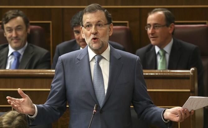 El presidente del Gobierno, Mariano Rajoy, responde a una de las preguntas que le hicieron los grupos de la oposición durante la sesión de control al Gobierno, celebrada hoy en el Congreso