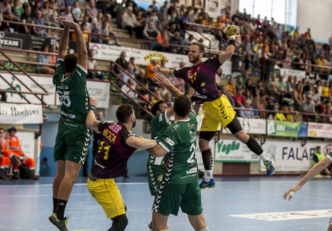 Foto Archivo. Yano Piovarczik en una acción de partido de la pasada temporada