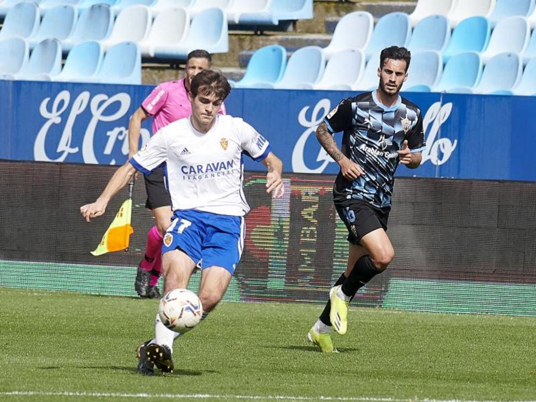 Francho se dispone a realizar un pase en La Romareda