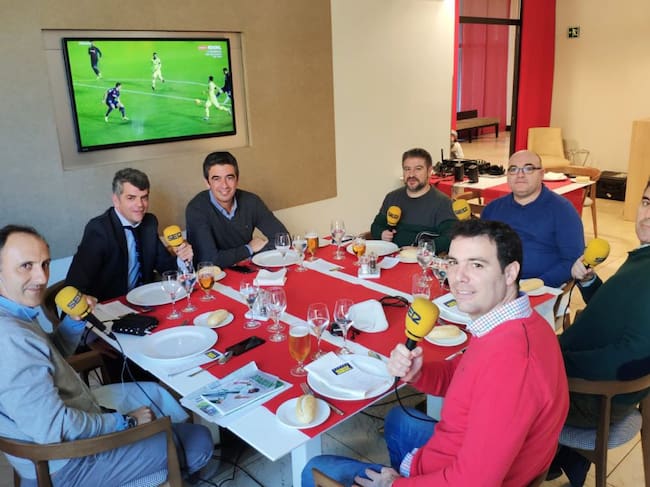 De izquierda a derecha, Santiago Ortega, Nacho Ansó, director del Hotel NH Collection, Manolo Aguilar, Fran Ronquillo, Javier León, Florencio Ordóñez y Samuel Silva