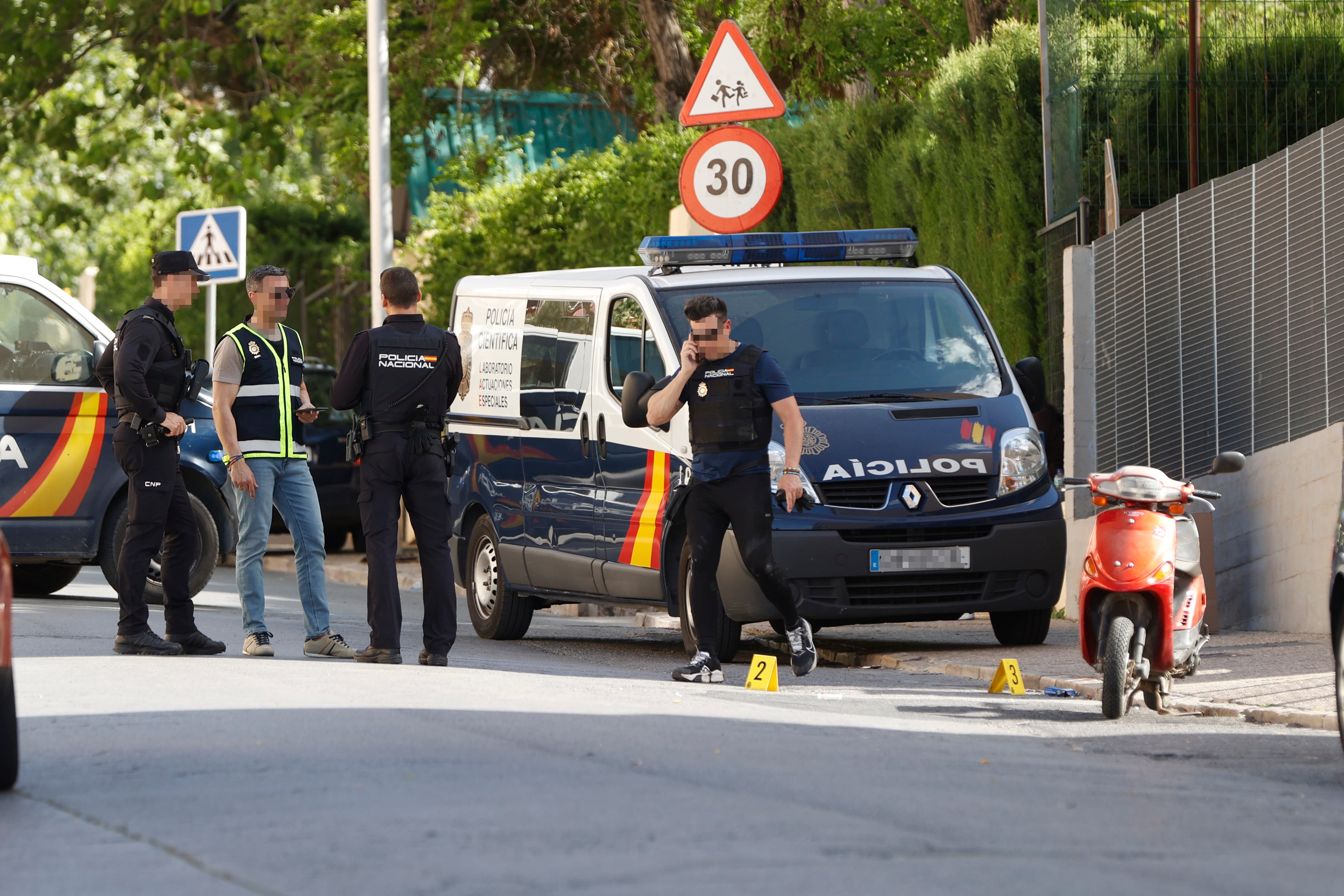 ANTEQUERA (MÁLAGA), 06/05/2024.-Un total de siete personas han resultado heridas con distintos niveles de gravedad durante el tiroteo entre clanes rivales que se ha producido este lunes en la localidad malagueña de Antequera. EFE/Jorge Zapata
