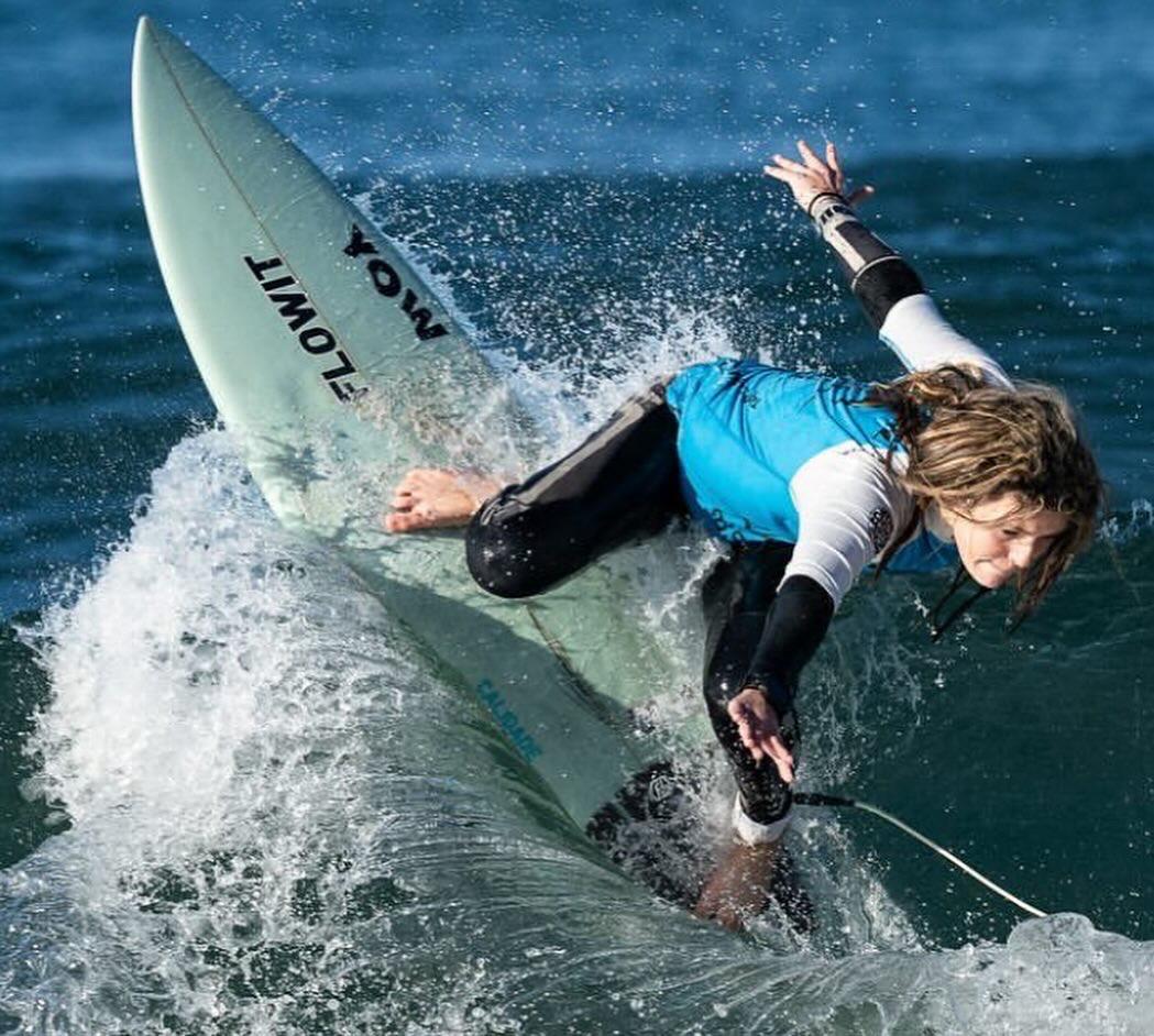 La viveirense Lucía Martínez surfeando en California.