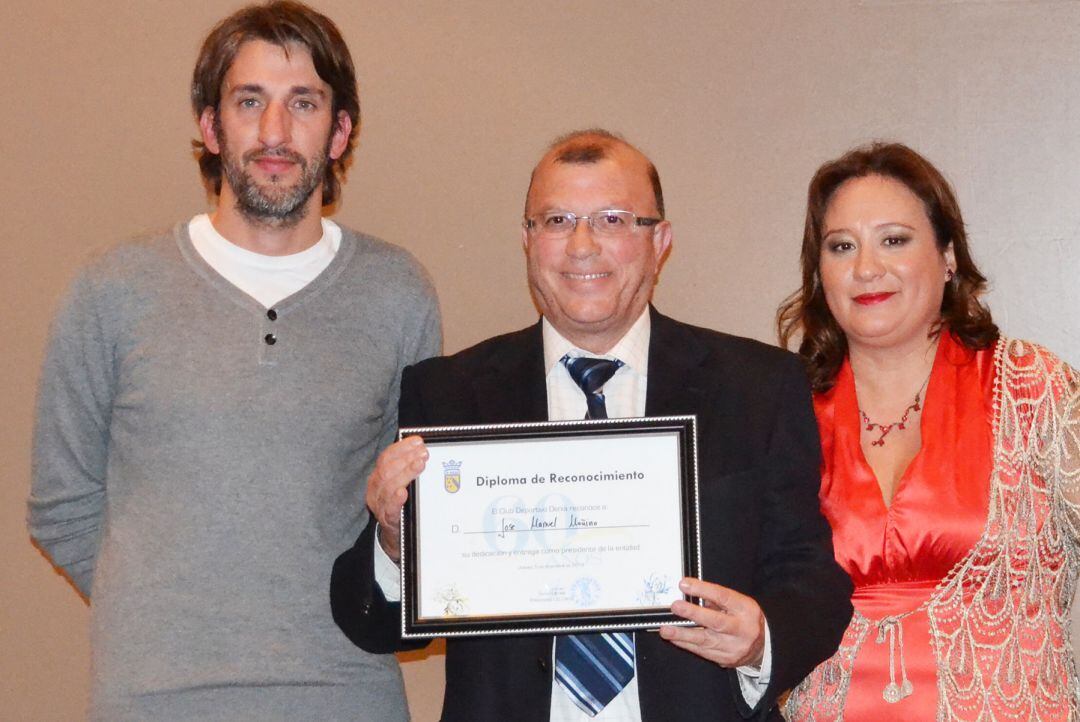 José Manuel Moñino entre Juan Carlos Signes y Gema Estrela.