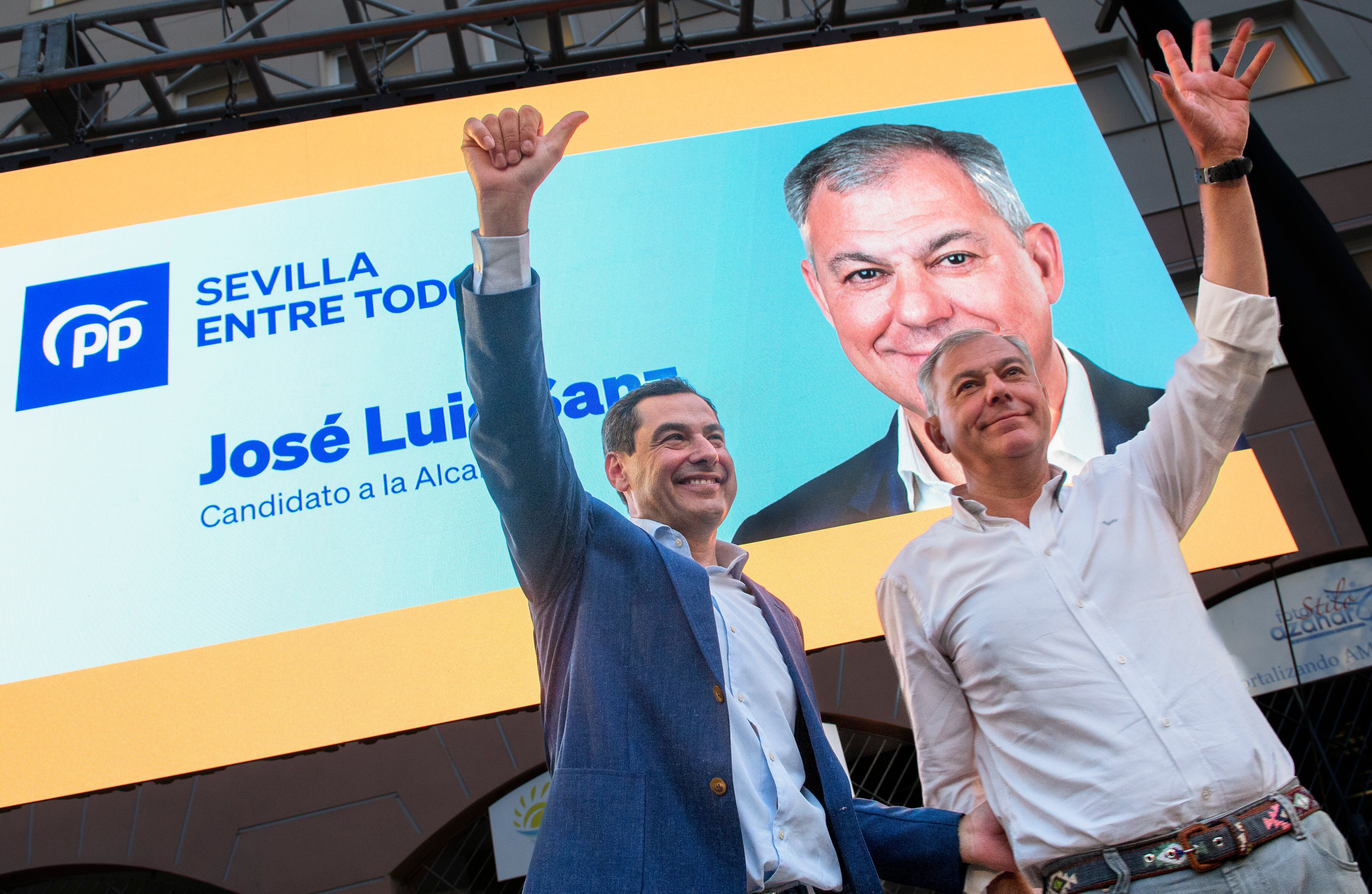 SEVILLA. 11/05/2023. - El presidente del PP andaluz y de la Junta, Juanma Moreno (i), en la apertura de campaña electoral en la Plaza Albaycin del barrio de Sevilla Este, donde ha presentado al candidato a la alcaldía de Sevilla, José Luis Sanz. EFE/ Raúl Caro
