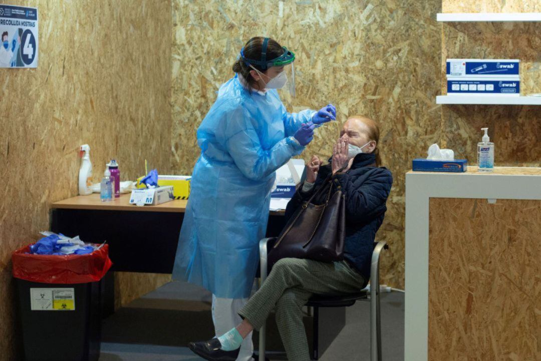 Un trabajador sanitario realiza una prueba PCR (Brais Lorenzo, EFE)