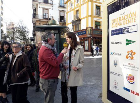 Paco García entrevistando a Lucía Nuñez