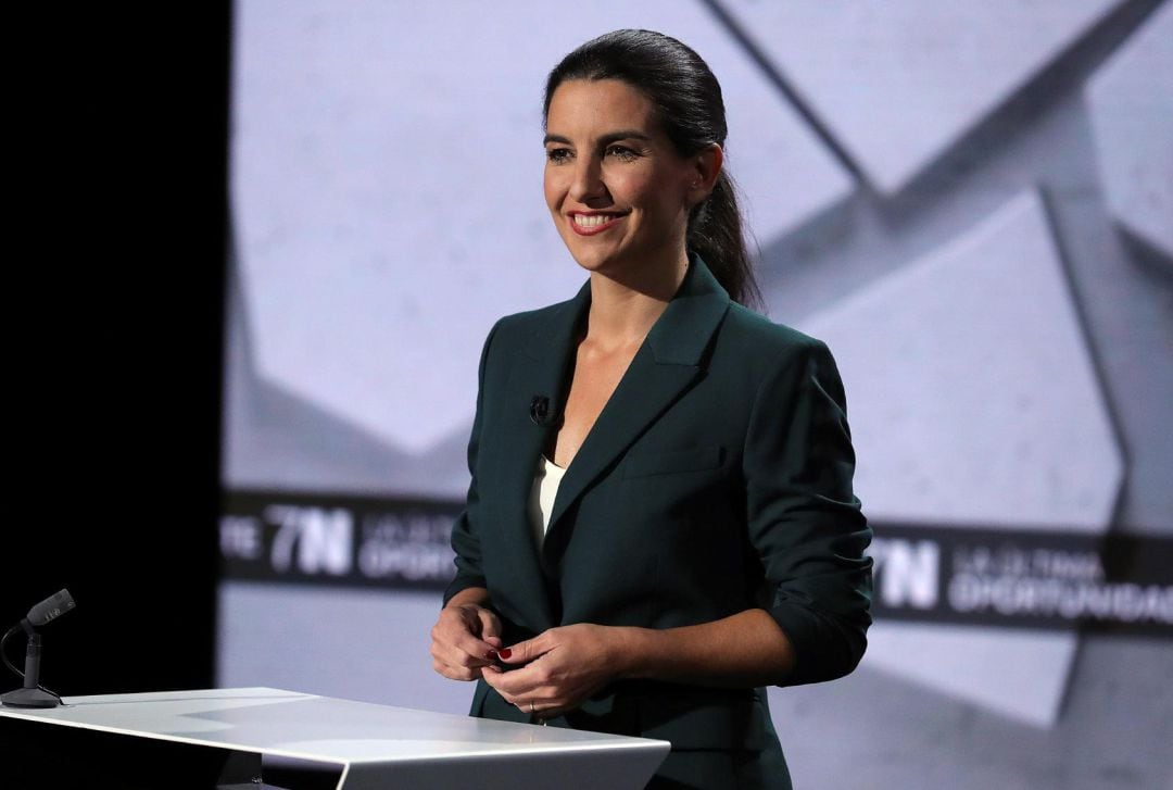 La portavoz de Vox en la Asamblea de Madrid, Rocío Monasterio, antes del inicio del debate a cinco