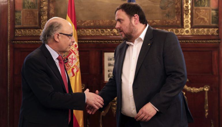  El ministro de Hacienda y Administraciones Públicas, Cristóbal Montoro (i), recibe al vicepresidente y conseller económico de la Generalitat, Oriol Junqueras 