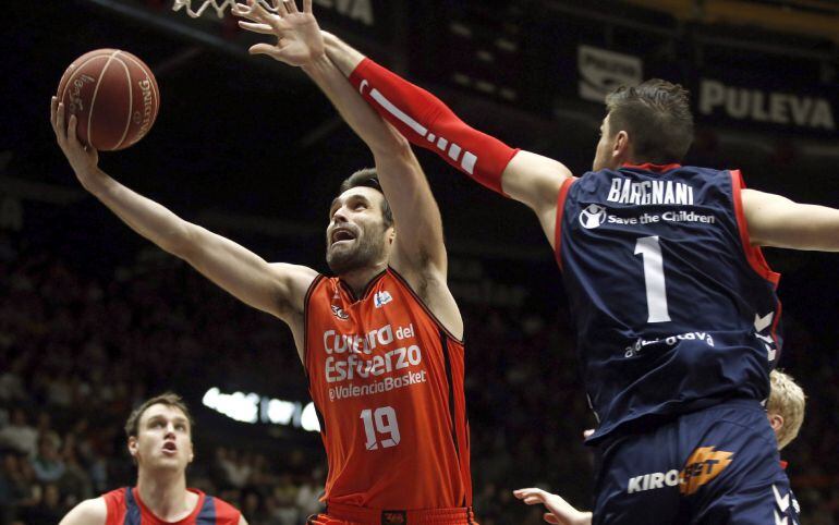 GRA241. VALENCIA, El alero del Valencia Basket Fernando San Emeterio (c) con el balón ante el pívot italiano del Baskonia Andrea Bargnani, durante el partido de la octava jornada de Liga que disputan en el pabellón municipal Fuente de San Luis de Valencia