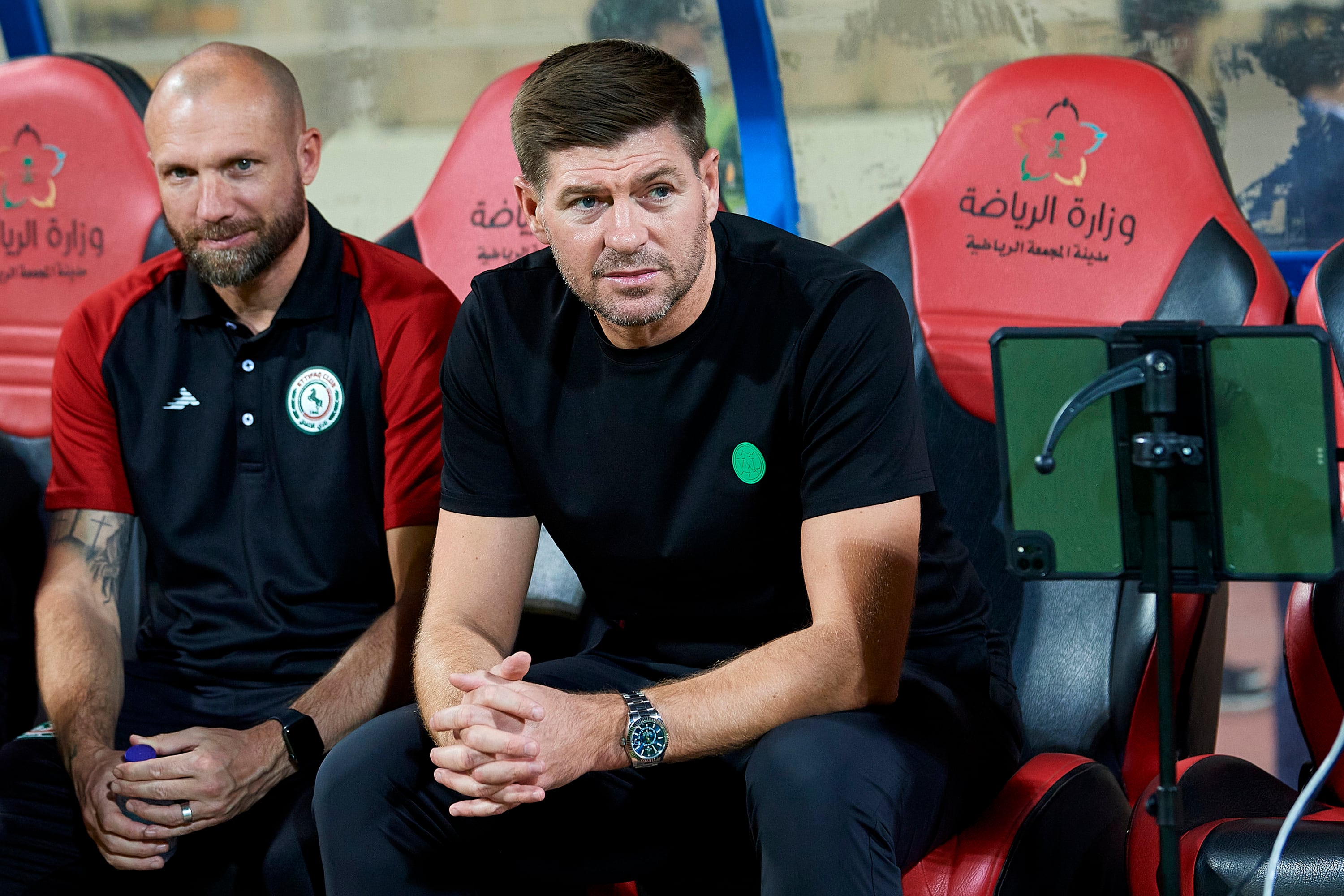 Steven Gerrard durante un encuentro de la Saudi Pro League.