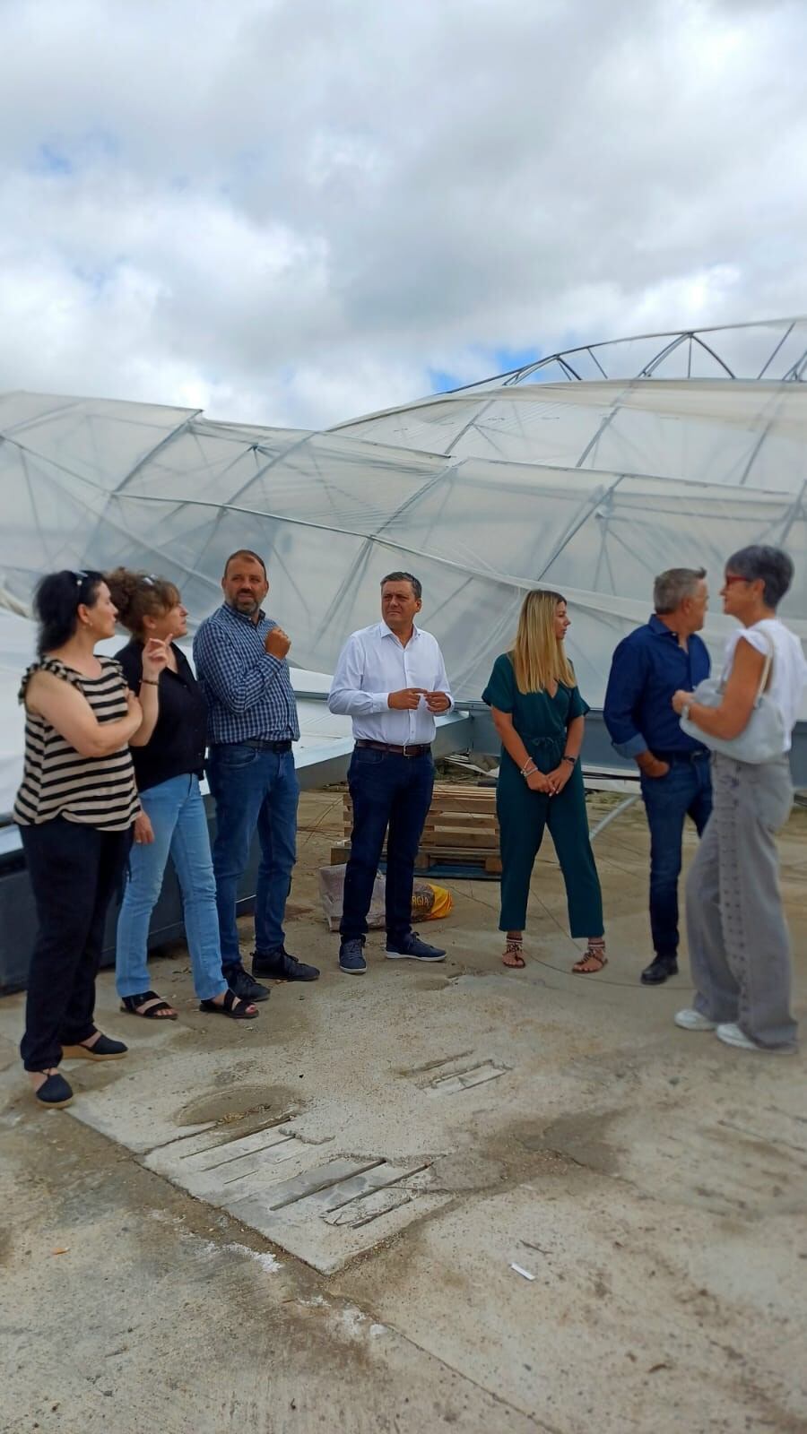 Visita de Fernando Sabés a un plantero afectado en San Esteban de Litera