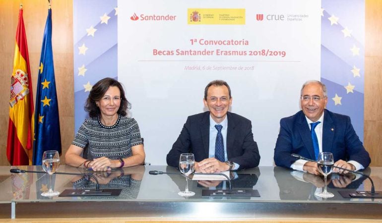 El ministro de Ciencia, Innovación y Universidades, Pedro Duque, junto a la presidenta del Banco Santander, Ana Botín